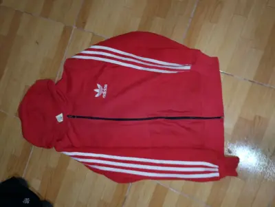 Polerón rojo Adidas con capucha - miniatura 1