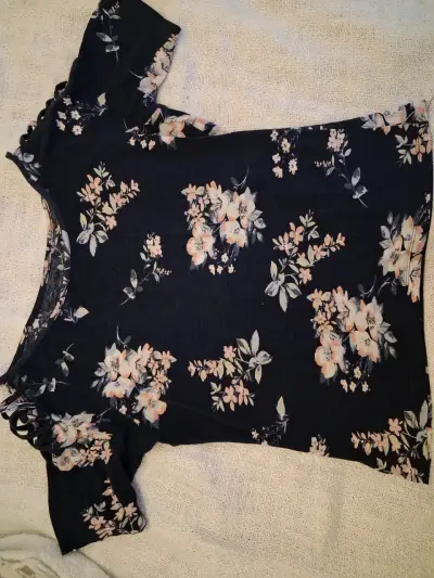 Blusa floreada azul oscuro - miniatura 1