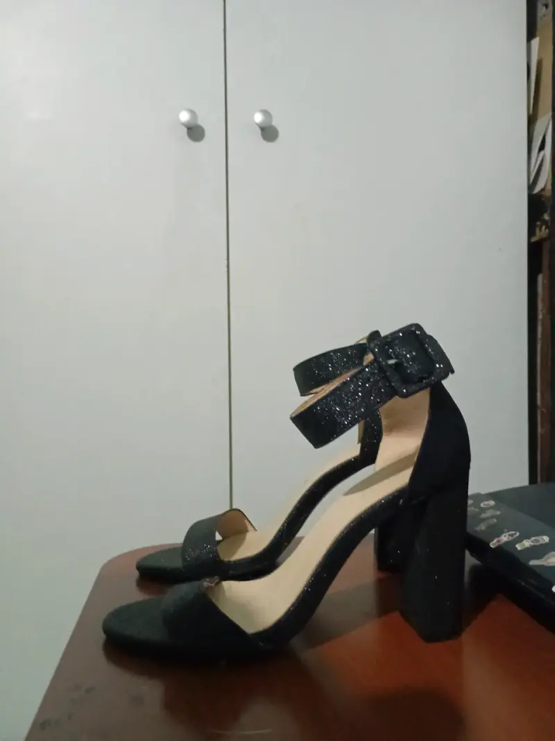 Zapatos de tacón negro brillantes