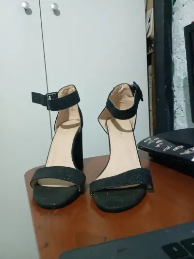 Zapatos de tacón negro brillantes - miniatura 2