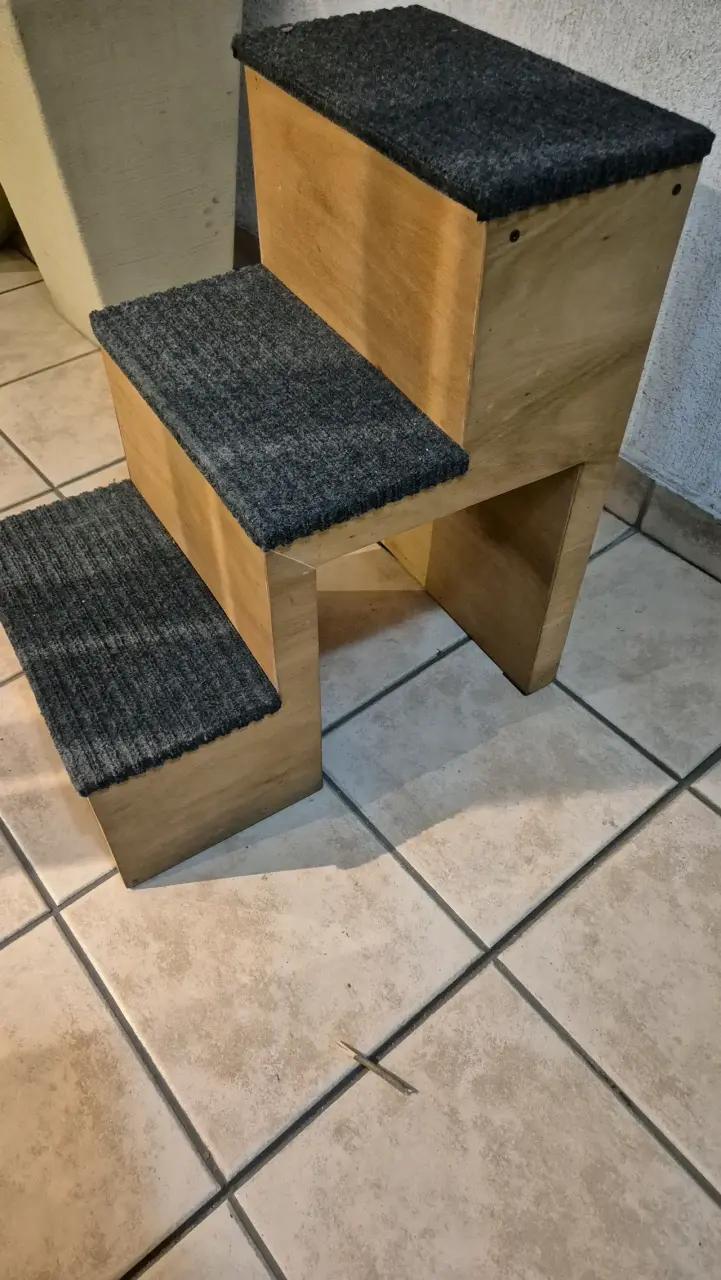 Escalera de madera con alfombra para mascota - 1