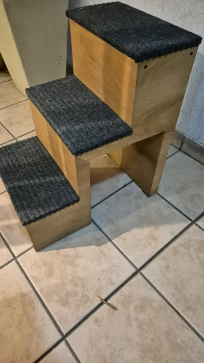 Escalera de madera con alfombra para mascota - miniatura 1