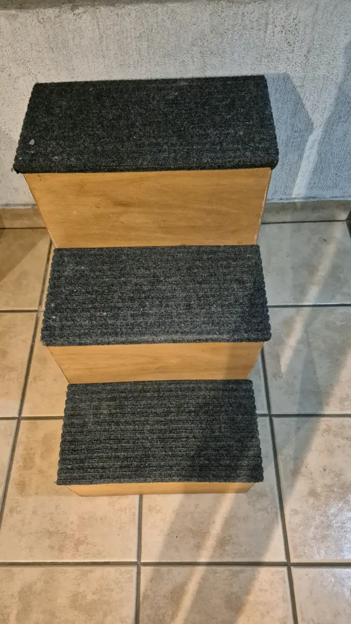 Escalera de madera con alfombra para mascota - 2