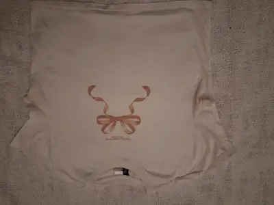Baby tee blanca con diseño frontal - miniatura 1