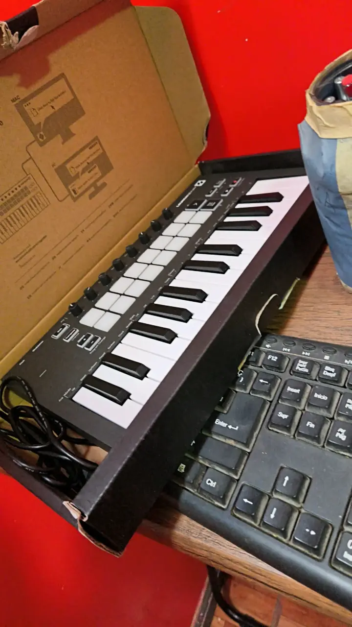 Controlador MIDI portátil negro - 1