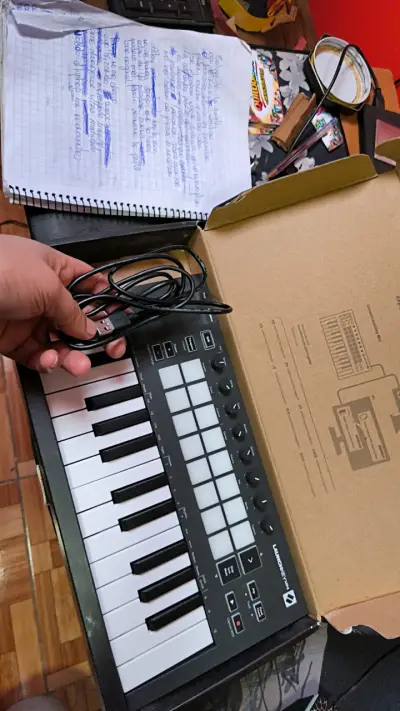 Controlador MIDI portátil negro - miniatura 2