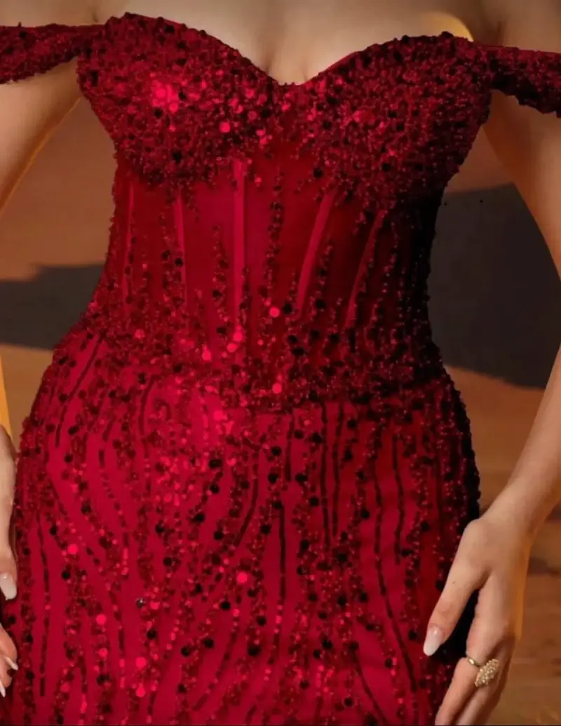 Vestido de gala rojo con brillo - 2