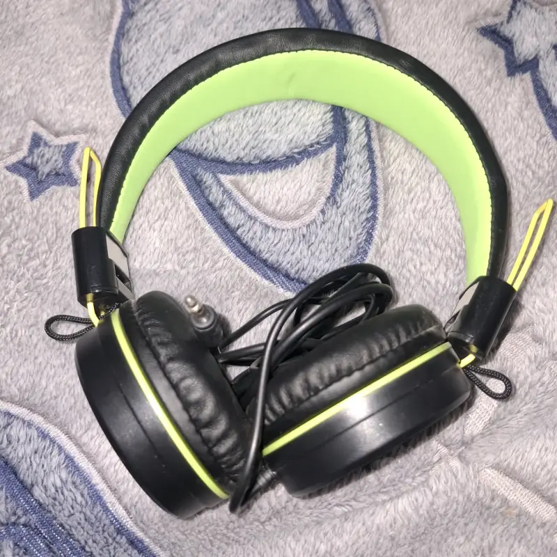 Audífonos estéreo negros y verdes - 1