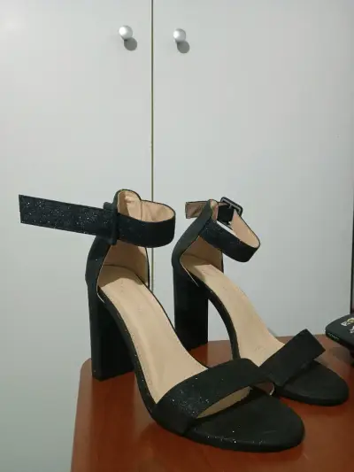 Zapatos de tacón negro brillantes - miniatura 1
