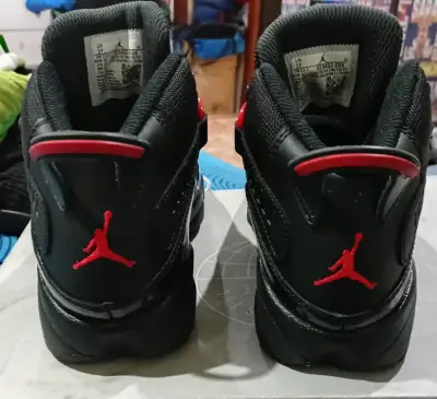 Zapatillas negras con logo rojo - miniatura 1