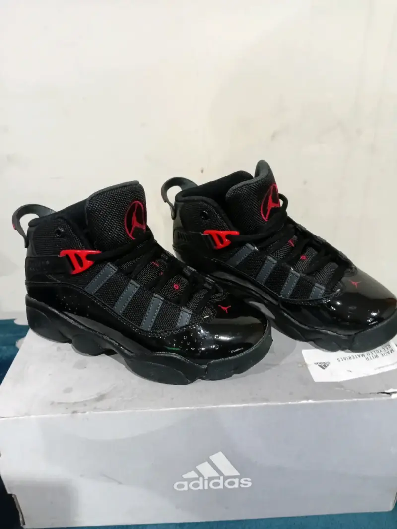 Zapatillas negras con logo rojo - 2