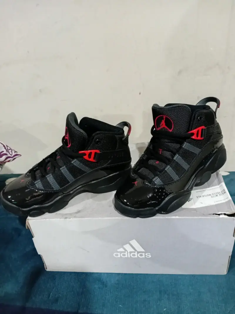 Zapatillas negras con logo rojo - 3