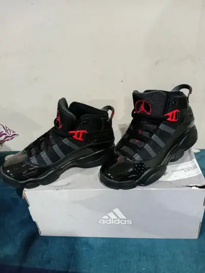 Zapatillas negras con logo rojo - miniatura 3