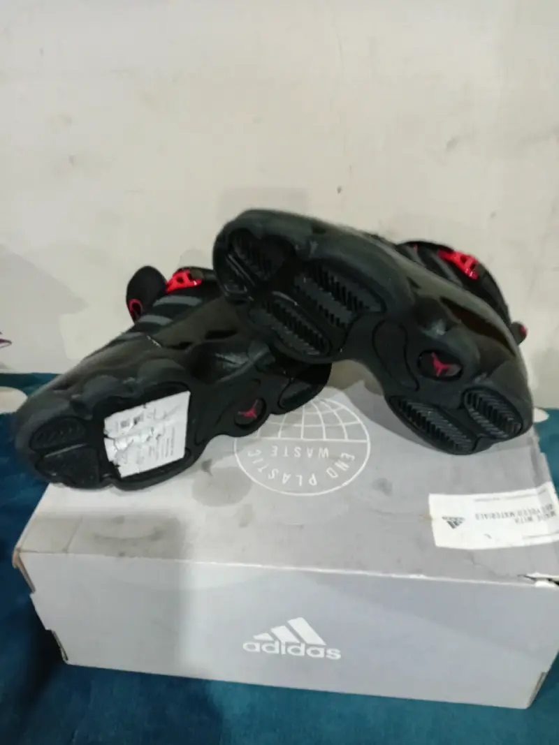 Zapatillas negras con logo rojo - 4