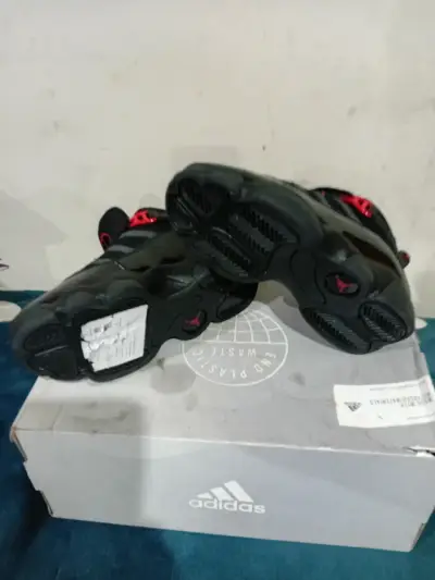 Zapatillas negras con logo rojo - miniatura 4