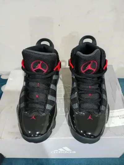 Zapatillas negras con logo rojo - miniatura 5