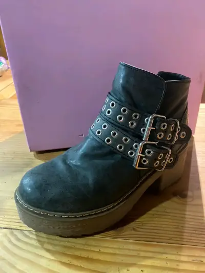 Botín negro con tachas y hebillas NRO 35 - miniatura 1