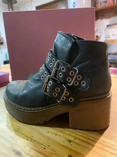 Botín negro con tachas y hebillas NRO 35 - miniatura 2