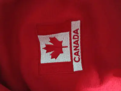 Polera roja con logo Canadá - miniatura 1