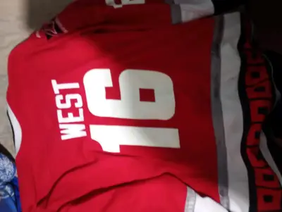 Polera roja con logo Canadá - miniatura 2