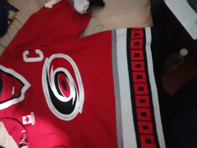 Polera roja con logo Canadá - miniatura 5