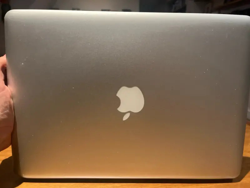 Laptop gris marca Apple - 1