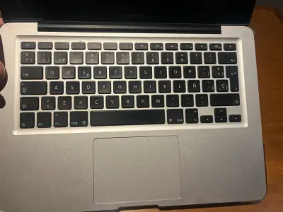 Laptop gris marca Apple - miniatura 2