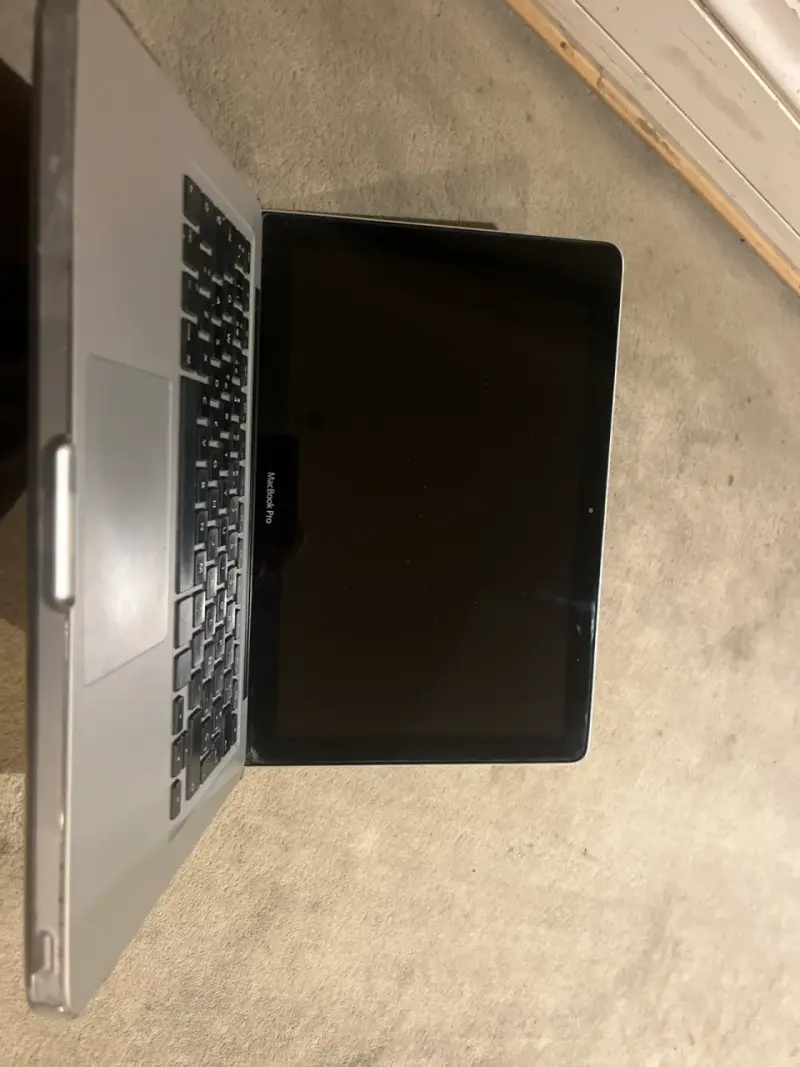 Laptop gris marca Apple - 3