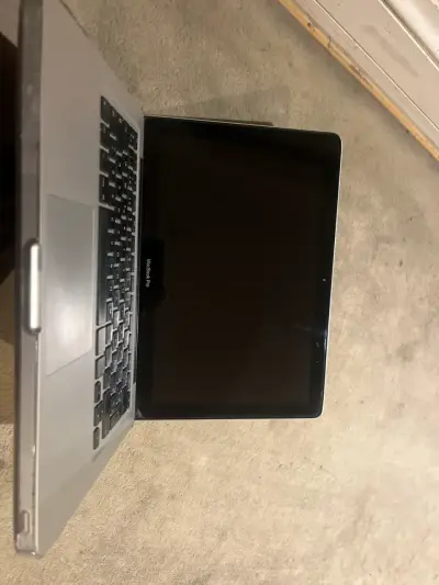 Laptop gris marca Apple - miniatura 3