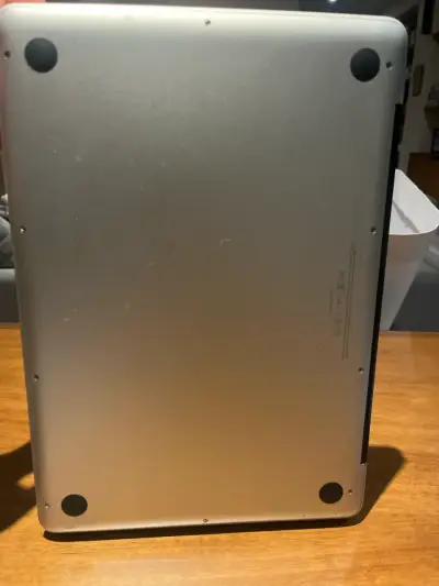 Laptop gris marca Apple - miniatura 4