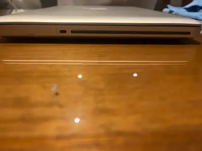Laptop gris marca Apple - miniatura 5