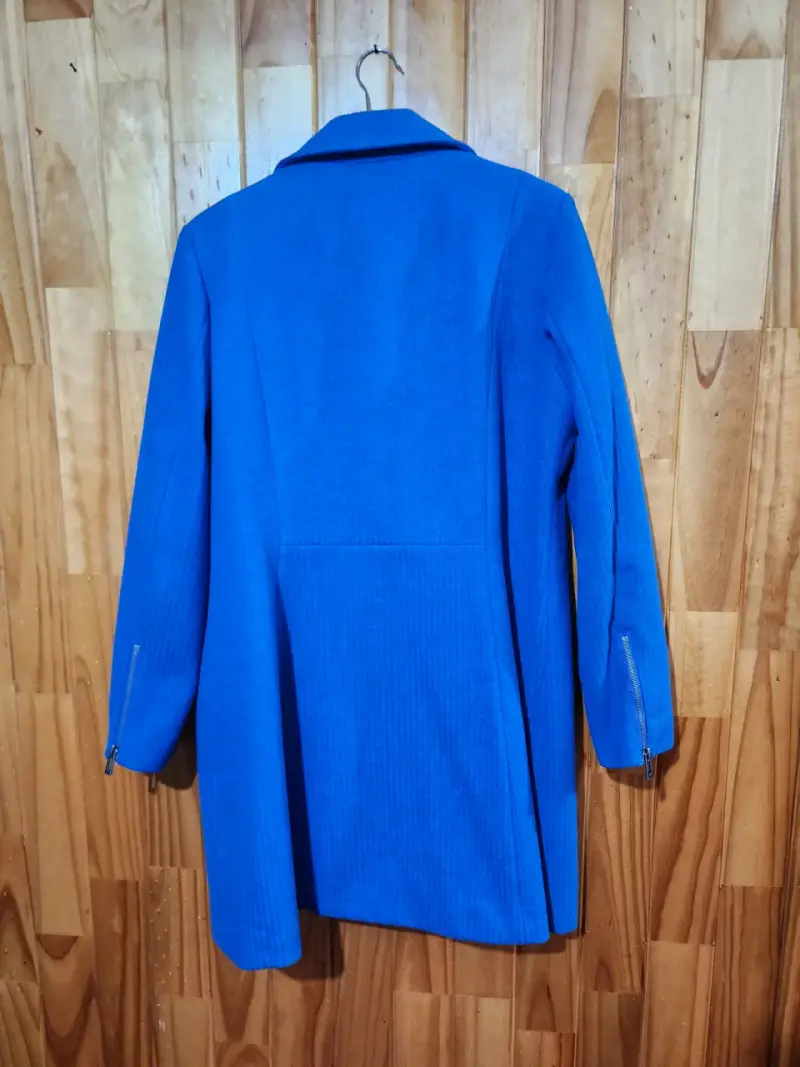 Abrigo azul con tachas marca IO - 2