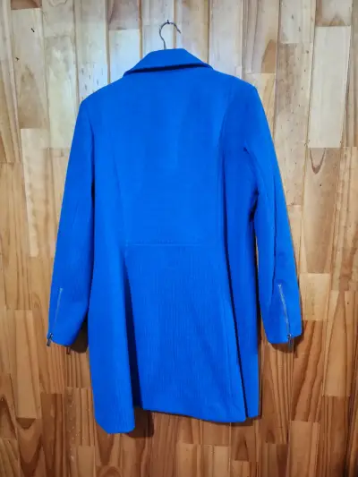 Abrigo azul con tachas marca IO - miniatura 2