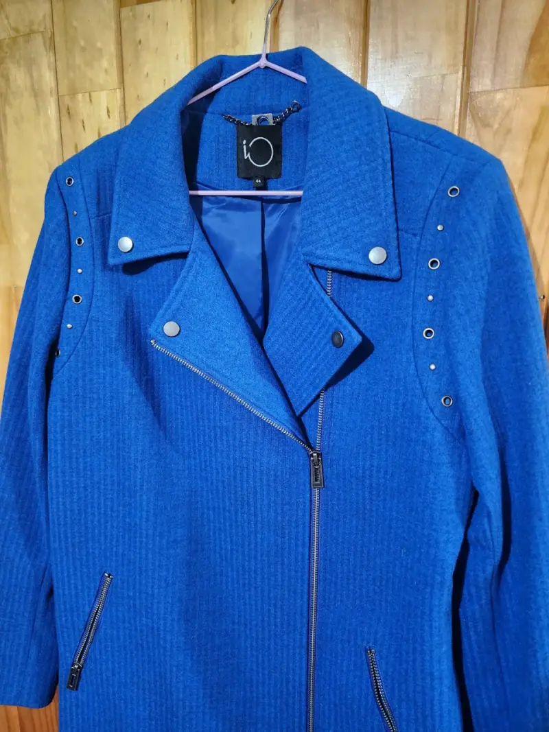 Abrigo azul con tachas marca IO - 3