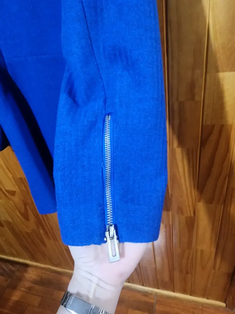 Abrigo azul con tachas marca IO - 4