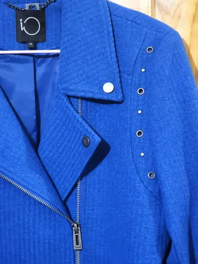 Abrigo azul con tachas marca IO - miniatura 6