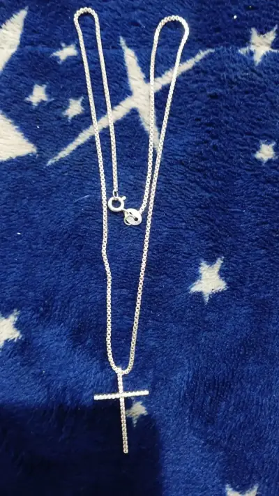 Collar con cruz plateada - miniatura 1