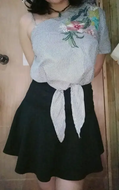 Blusa a rayas con bordado floral y falda negra - miniatura 1