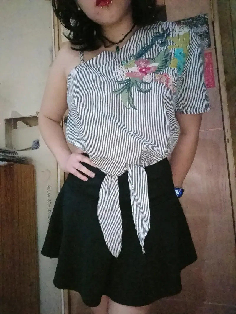 Blusa a rayas con bordado floral y falda negra - 2