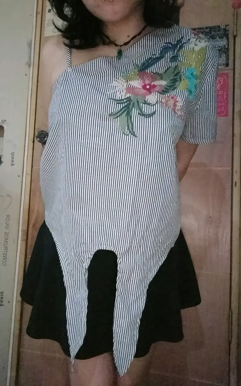 Blusa a rayas con bordado floral y falda negra - 3