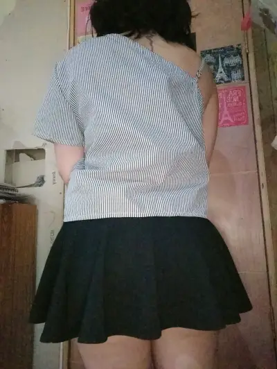 Blusa a rayas con bordado floral y falda negra - miniatura 4