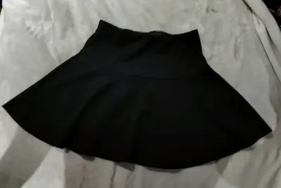 Blusa a rayas con bordado floral y falda negra - miniatura 5