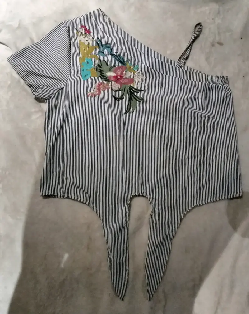 Blusa a rayas con bordado floral y falda negra - 6