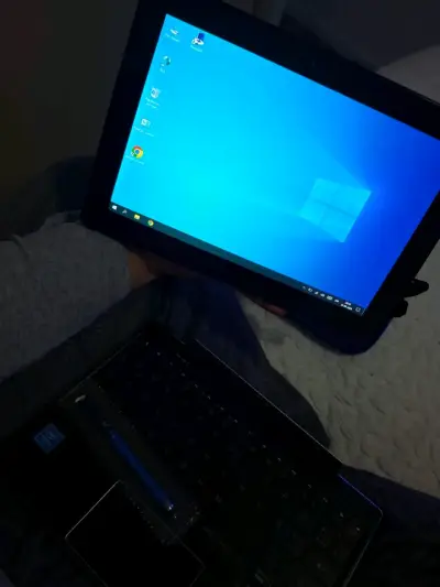 Tablet Lenovo tipo notebook - miniatura 1