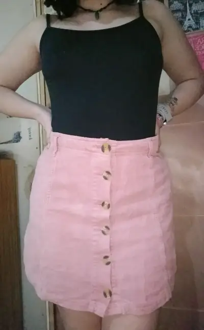 Falda corta rosada con botones - miniatura 1