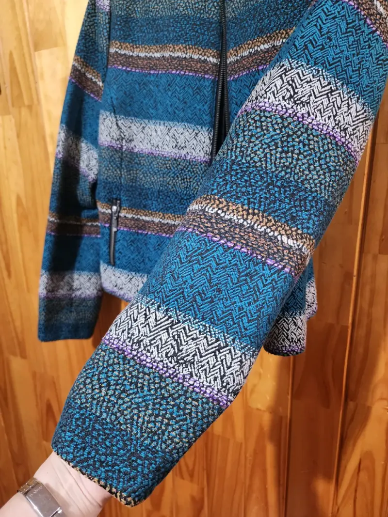 Chaqueta azul con patrón étnico IO - 6