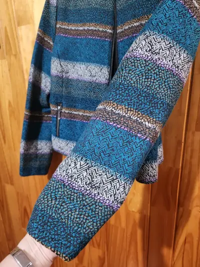 Chaqueta azul con patrón étnico IO - miniatura 6