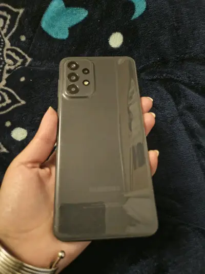 Samsung Galaxy A23 con detalle - miniatura 2
