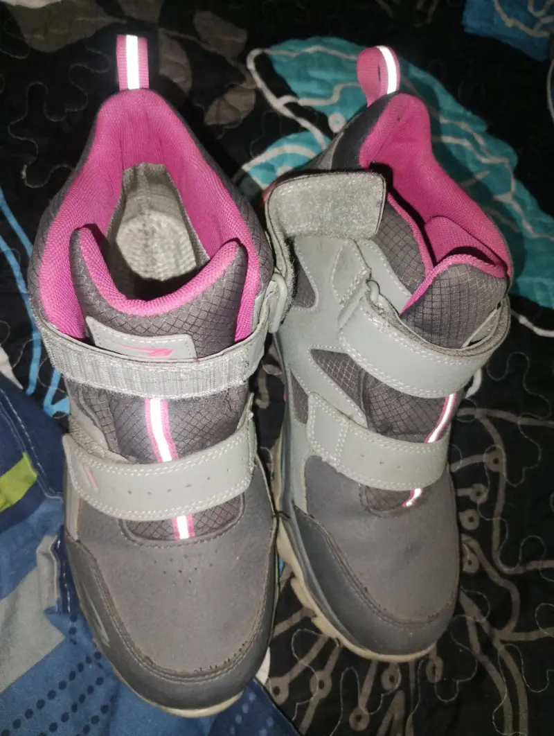 Zapatillas grises de invierno con detalles rosados - 4