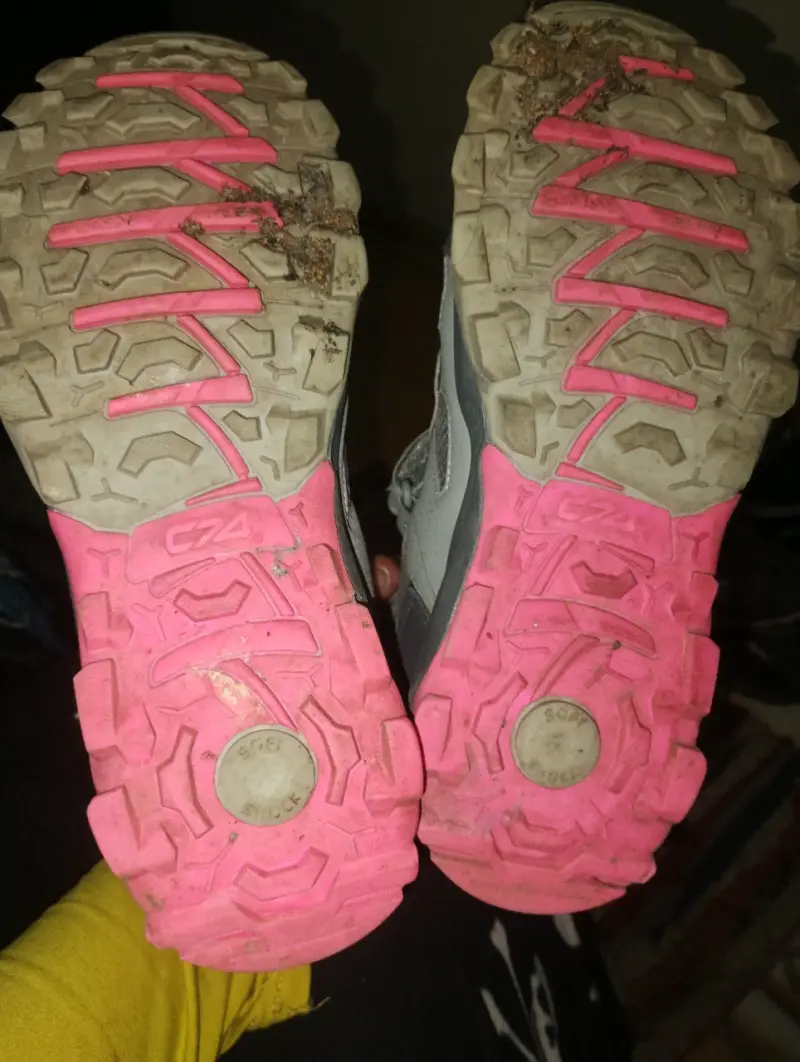 Zapatillas grises de invierno con detalles rosados - 5